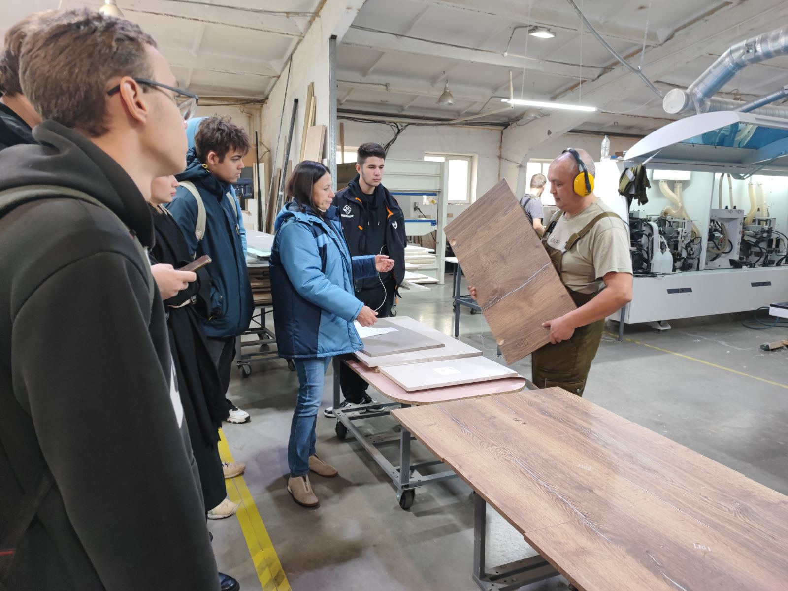 Студенты ТКПСТ у мебельщика